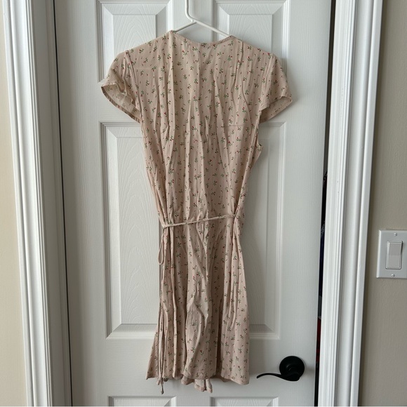 Brandy Melville Robbie Wrap dress - Picture 4 of 8